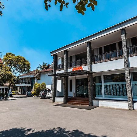 Super Oyo 686 Bunga Karang Hotel Bekasi Exterior foto