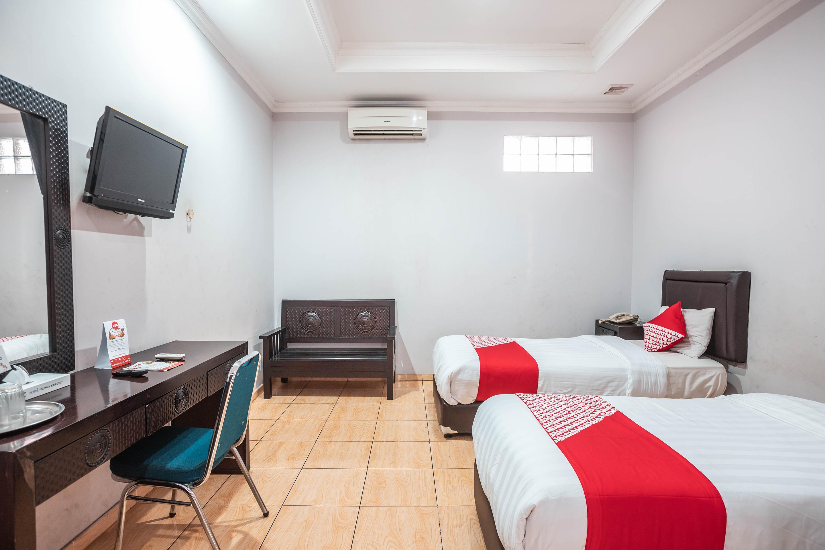 Super Oyo 686 Bunga Karang Hotel Bekasi Exterior foto
